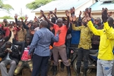 Pastor Samuel Kasigwa ministrando nas ruas aos motoristas de boda-boda. (Foto: Reprodução/UGCN)