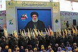 Simpatizantes do grupo terrorista xiita Hezbollah se reúnem para assistir à transmissão de um discurso do líder Hasan Nasrallah, no vale de Bekaa, no Líbano, em 25 de agosto de 2019. (Foto: Reprodução/AFP) 