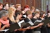 Coral ministrando durante culto. (Foto: Reprodução/Shutterstock)