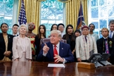 Presidente Trump com o pastor Hkalam Samson, de casaco claro e chapéu, em reunião com sobreviventes da perseguição religiosa em julho. (Foto: Alex Brandon/Associated Press)