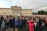 Manifestantes se reuniram em frente ao prédio do parlamento em Belfast. (Foto: Reprodução/Twitter)