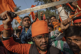 Extremistas hindus usam espadas para ameaçar os cristãos. (Foto: Reprodução/Mainichi)