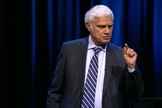 Ravi Zacharias durante pregação. (Foto: Reprodução/YouTube)