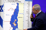 Benjamin Netanyahu, mostra áreas da Cisjordânia que pretende incorporar ao controle israelense. Região percorre a fronteira com a Jordânia. (Foto: Amir Cohen/Reuters)