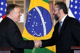 Secretário de Estado americano, Mike Pompeo e chanceler Ernesto Araújo. (Foto: Reprodução/EBC)