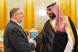 Joel C. Rosenberg (à esquerda) é recebido pelo príncipe herdeiro saudita Mohammed bin Salman no Palácio Real em Jidá. (Foto: Embaixada Saudita em Washington)