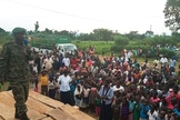 :  O capitão Ivan Aggrey Kajuba ora pelas pessoas que participam da cruzada evangelística em Butaleja. (Foto: Reprodução/UGN)