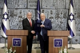 O presidente de Israel, Reuven Rivlin, dá as mãos ao primeiro-ministro Benjamin Netanyahu, como o escolhido para permanecer no cargo e formar governo no país. (Foto: Sebastian Scheiner/AP)