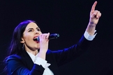 Chelsea Taylor, durante louvor. (Foto: Reprodução/Instagram)