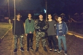 Soldado Ribeiro faz foto com os quatro jovens durante ronda e posta em sua rede social. (Foto: Reprodução/Facebook)