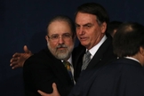 Jair Bolsonaro cumprimenta o procurador-geral da República, Augusto Aras, na cerimônia de posse. (Foto: Jorge William / Agência O Globo)