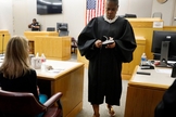 A juíza Tammy Kemp deu sua Bíblia a ex-policial Amber Guyger, condenada a 10 anos por atirar fatalmente em seu vizinho. (Foto: WFLA)