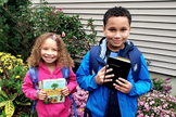 Alunos do condado de Suffolk, em Nova York, fotografam suas Bíblias antes de levá-las para a escola. (Foto: CBN News)