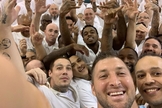 Tim Tebow faz selfie com prisioneiros de Waco, Texas. (Foto: Reprodução/Instagram)