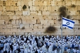 Judeus no Muro das Lamentações para o Dia do Perdão. (Foto: Reprodução/Daily Express)