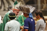 Papa recebe comunidades indígenas da Amazônia na missa de abertura do Sínodo. (Foto: Tiziana Fabi/AFP)