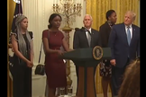 A jovem Mahlet, de origem etíope, faz oração por Trump na Casa Branca. (Foto: Reprodução/Twitter)