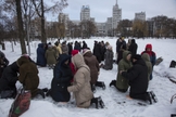Ucranianos se ajoelham e oram na neve em praça da cidade de Kharkov (Foto: Reprodução/IMB)