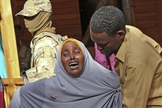 Mulher entra em desespero após ação de extremistas islâmicos, na Somália. (Foto: Farah Abdi Warsameh / AP)