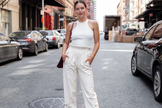 A calça pantacourt é uma boa opção para ir trabalhar em dias quentes. (Foto: Instagram/@emilydidonato)