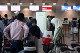 Fila para fazer o check-in de um voo no aeroporto internacional de Toronto para Riade, na Arábia Saudita. (Foto: VOA) 