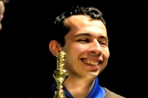 Aleksandr Lenderman com um dos troféus. (Foto: Reprodução/US Chess)
