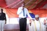 Pastor Stephen Waiswa, dos Ministérios da Evangelização da Bíblia, levando um muçulmano a Cristo. (Foto: Reprodução/UGCN)