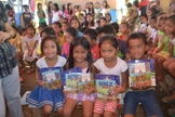 Crianças filipinas com materiais de estudos bíblicos. (Foto: Reprodução/Philippine Bible Society)