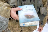 Policial segura uma Bíblia. (Foto: Reprodução/Mission Eurasia)