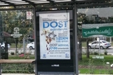 Cartaz com mensagens anticristãs e antijudaicas. (Foto: Reprodução/Twitter)