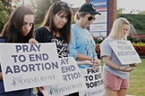 Voluntários fazem vigília e oram nas portas das clínicas de aborto. (Foto: Reprodução/40 Days for Life)