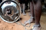 Adolescente com os pés amarrados a uma roda no estado de Kaduna, na Nigéria. (Foto: Reprodução/Reuters)
