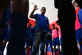 Pastor Ilmar faz oração junto com os jogadores do CAAC. (Foto: Wilton Junior/Estadão)