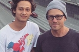 TobyMac e filho Truett. (Foto: Reprodução/Premier)