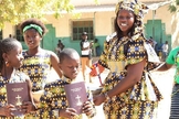 Comunidade da África com a Bíblia traduzida em seu idioma. (Foto: Reprodução/Premier)