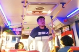 Estudante universitário cristão fala em um ônibus sobre a crise social no Chile. (Foto: Reprodução/Facebook)