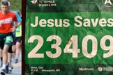 Tyler Moon durante a corrida e a identificação com seu número e o nome escolhido ‘Jesus salva’. (Foto: Reprodução/Tyler Moon)