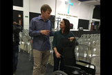 Paul Rapley conversa com a jovem já fora da cadeira de rodas. (Foto: Reprodução/Facebook)