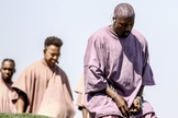 Kanye West se ajoelha durante 'Jesus Walks' no show 'Sunday Service' no Coachella, na Califórnia. (Foto: Rich Fury/AFP)