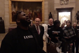 Edward Byrd canta um hino cristão no Capitólio. (Foto: Reprodução/Facebook)