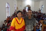O pastor Roy e sua esposa, Swopna, com sua próspera congregação no prédio da igreja fornecido por Barnabas. (Foto: Reprodução/Barnabas Fund)