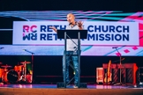 Francis Chan fala no evento "Rethink Church / Rethink Mission" na McLean Bible Church em Viena, Virgínia. (Foto: Reprodução/Josh Street)