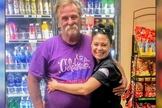 Jeanah Nomelli e Will Levens se encontram em um posto de gasolina. (Foto: Reprodução/Jeanah Nomelli)