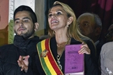 Jeanine Áñez discursa da sacada do Palácio Quemado após assumir a presidência interina da Bolívia. (Foto: Aizar Raldes/AFP)