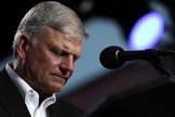 O pastor Franklin Graham, em oração. (Foto: Justin Sullivan/Getty)