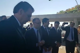 Momento da oração, feita por André Mendonça na porta do Alvorada. (Foto: Reprodução/Facebook)