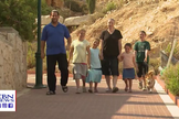 Famílias israelenses em assentamento da Cisjordânia. (Foto: Reprodução/CBN News)