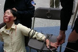 Reconstituição de tortura pela polícia em um centro de detenção. (Foto: Reprodução/Minghui.tv)