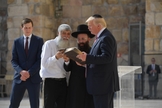 Donald Trump escuta rabinos em visita ao Muro das Lamentações, em Jerusalém. (Foto: Mandel Ngan/AFP/Getty Images)