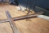 Cruz do interior da igreja foi jogada ao chão. (Foto: Reprodução/YouTube)